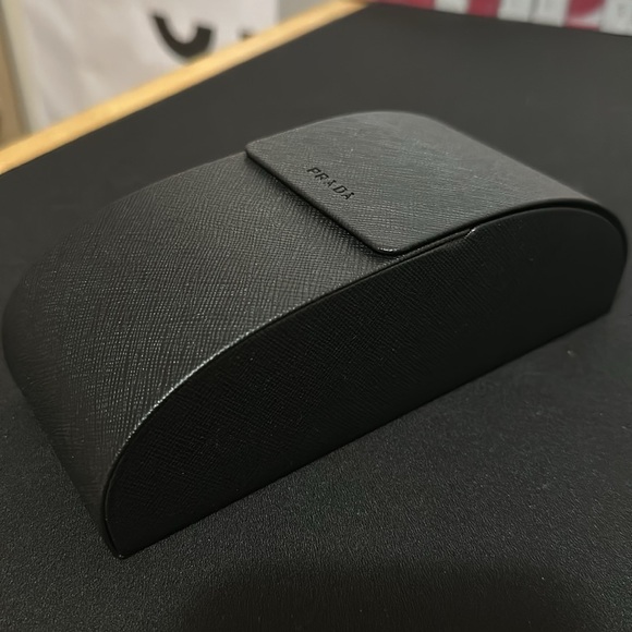 Prada - Picture 3 of 3